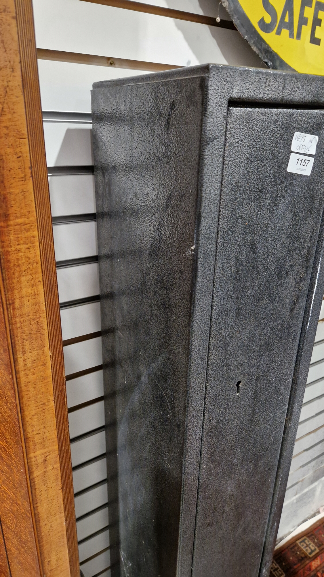 Metal lockable gun cabinet, for three guns, with two keys, 134cm high x 20cm wide x 22cm deep - Image 8 of 13