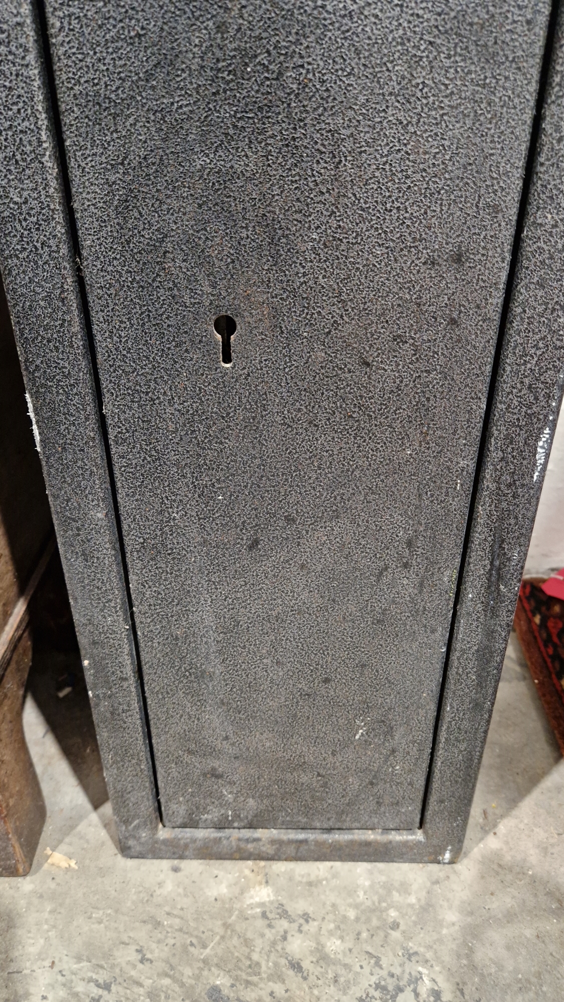 Metal lockable gun cabinet, for three guns, with two keys, 134cm high x 20cm wide x 22cm deep - Image 6 of 13