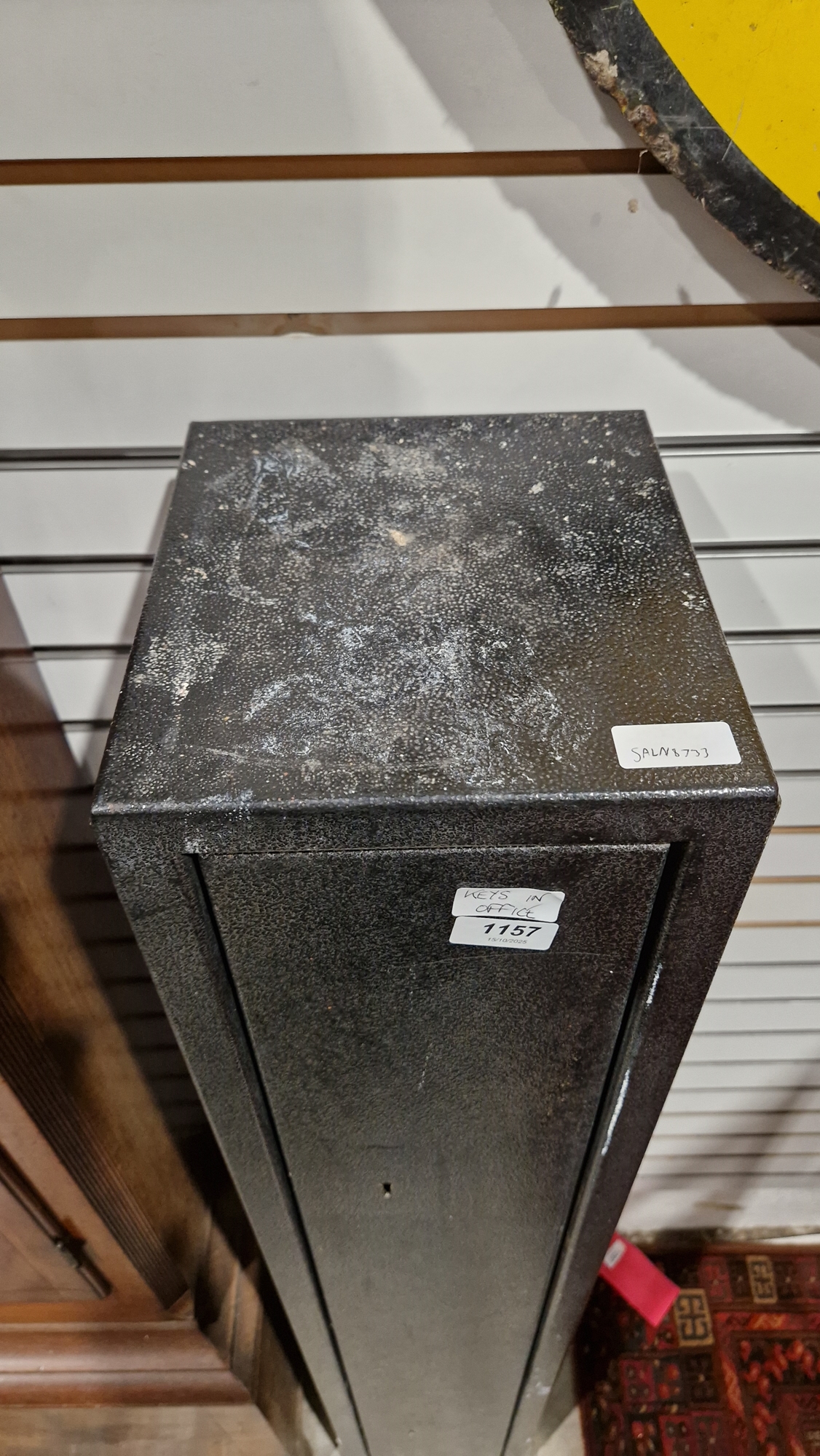 Metal lockable gun cabinet, for three guns, with two keys, 134cm high x 20cm wide x 22cm deep - Image 2 of 13