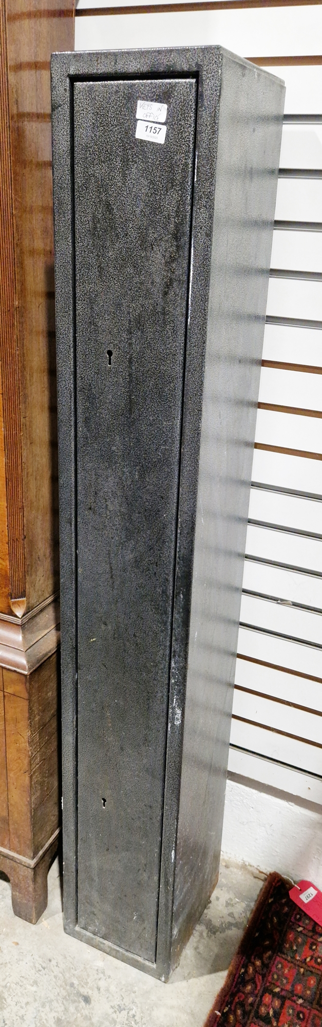 Metal lockable gun cabinet, for three guns, with two keys, 134cm high x 20cm wide x 22cm deep