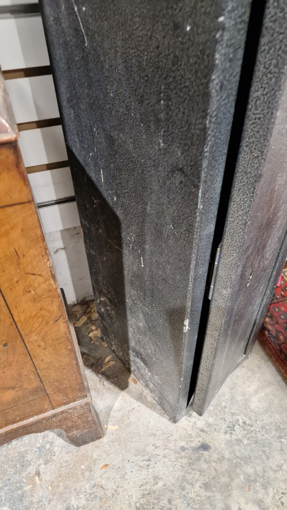 Metal lockable gun cabinet, for three guns, with two keys, 134cm high x 20cm wide x 22cm deep - Image 9 of 13