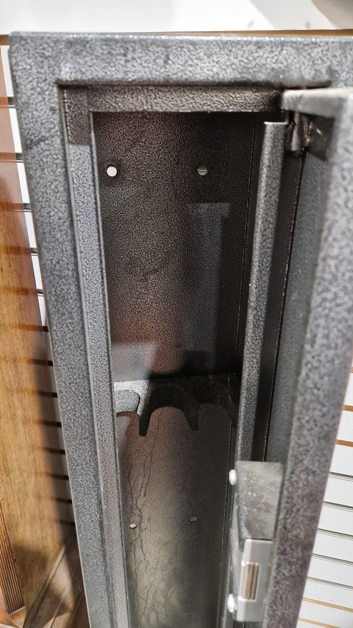 Metal lockable gun cabinet, for three guns, with two keys, 134cm high x 20cm wide x 22cm deep - Image 10 of 13