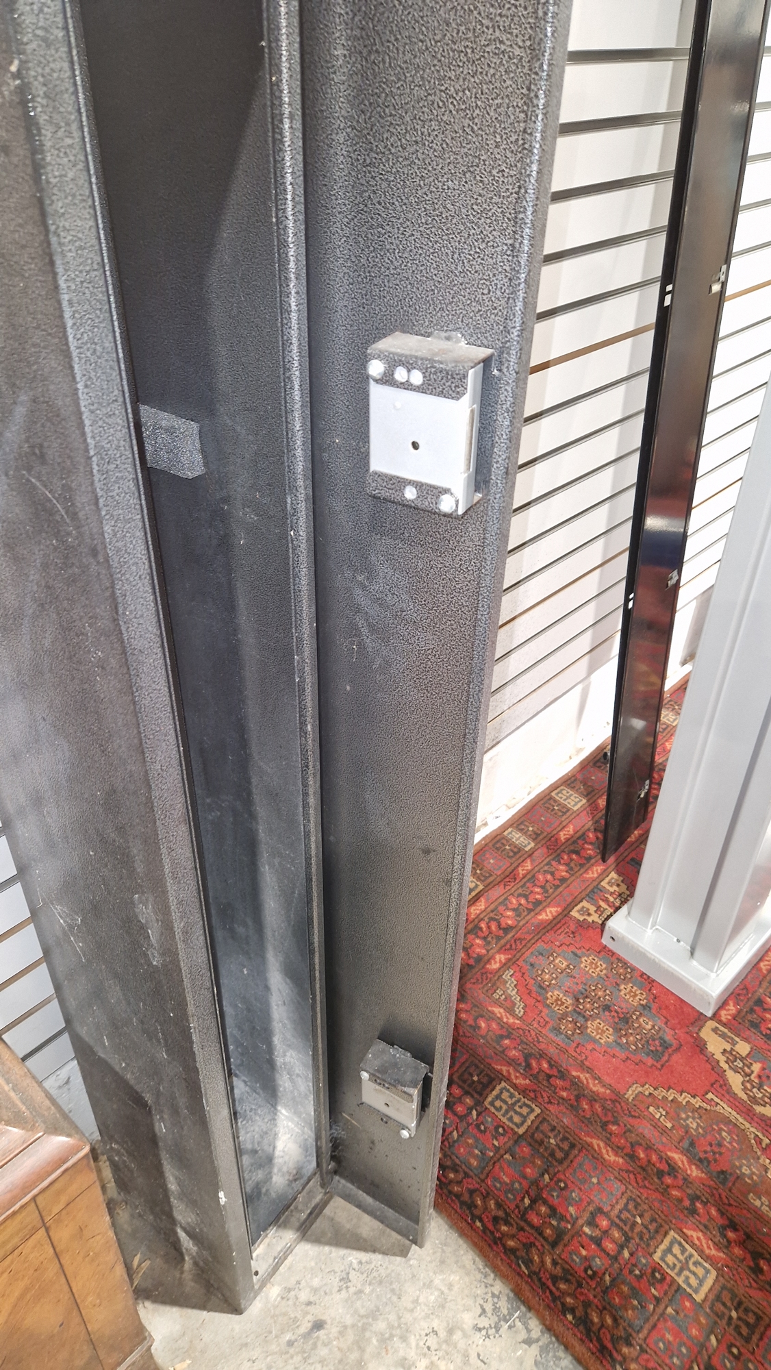 Metal lockable gun cabinet, for three guns, with two keys, 134cm high x 20cm wide x 22cm deep - Image 13 of 13