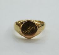 Yellow metal signet ring engraved with initial script N, 7.2g, ring size P, unmarked