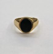 9ct gold and bloodstone set ring, stamped LW&G, hallmarked Sheffield, 5.6g, ring size S