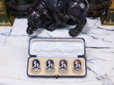A SET OF EARLY 20TH CENTURY STERLING SILVER AND TORTOISESHELL PLACE CARD HOLDERS, LONDON, C.1915