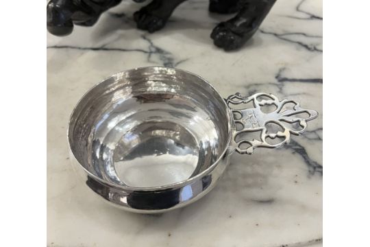 AN EARLY 18TH CENTURY STERLING SILVER PORRINGER C. 1717 - Image 9 of 13