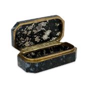 A RARE EARLY 19TH CENTURY ENGLISH GOLD MOUNTED AGATE SNUFF BOX