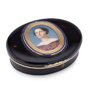 AN 18CT GOLD, TORTOISESHELL AND ENAMEL PORTRAIT SNUFF BOX, MID 19TH CENTURY, FRENCH