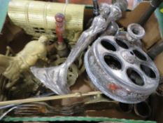 A tray of assorted metal ware to include a brass model of a travellers caravan