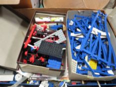 A tray of assorted vintage Lego etc