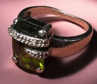 Silberring mit grünenCenterstein, umringt von klaren Steinchen, RG 56, 6,9 gr.