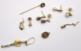 Konvolut Ohrschmuck sowie eine Nadel und kl. Anhänger, teilw. Gold um 8 u. 14 ct (zus. 5,3gr.)