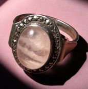 vintage Silberring-925-, milchiger Cabouchon, umring von Markasiten, RG 57, 4,5 gr.