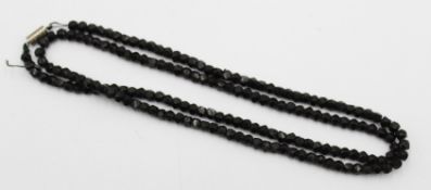 Halskette, schwarze Steine, muss neu aufgezogen werden, ca. L-76cm