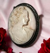 gr. Muschel-Camee in Silber-925- Fassung mit Markasiten, als Anhänger bzw. Nadel, guter Zustand, ca