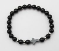 Zug-Armband, schwarze polierte Steine sowie Hämatit-Kreuz
