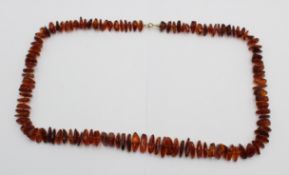 Bernstein-Halskette, Steine im Verlauf, 44,8gr., L-64cm