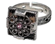 Designer versilberter Ring , offene Ringschiene mit pinken Centerstein, umringt von Klaren,