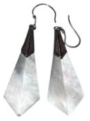 Paar lange Ohrhänger-925- Silber mit Perlmutt, eine Spitze mit Abplatzer, L-ca. 7,5 cm