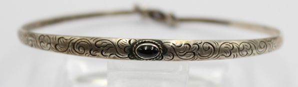 925er Silber-Armreif mit Onyx, ziseliert, 9,6gr., ca. 6,5cm