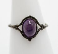 Silber-Ring mit Amethyst-Cabochon, um 1900, undeutl. Punzierung 1,4gr., RG 53