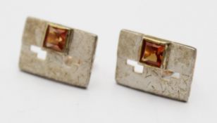 Paar Silber-Ohrstecker mit Bernstein, zus. ca. 2,4gr., ca. 0,9x 1,4cm