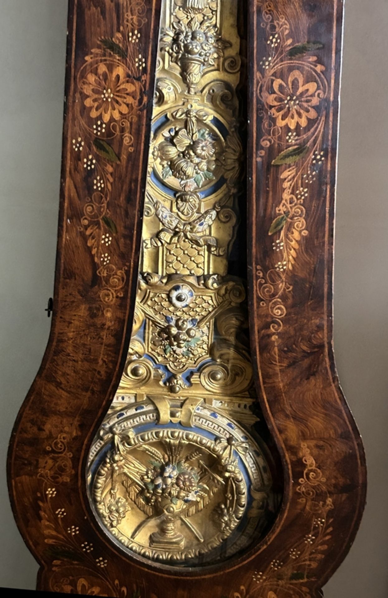 Comtoise Standuhr um 1850-1880 , Holz reich intarsiert, Prunkpendel und 2 Eisengewichte, Werk läuft - Bild 7 aus 8