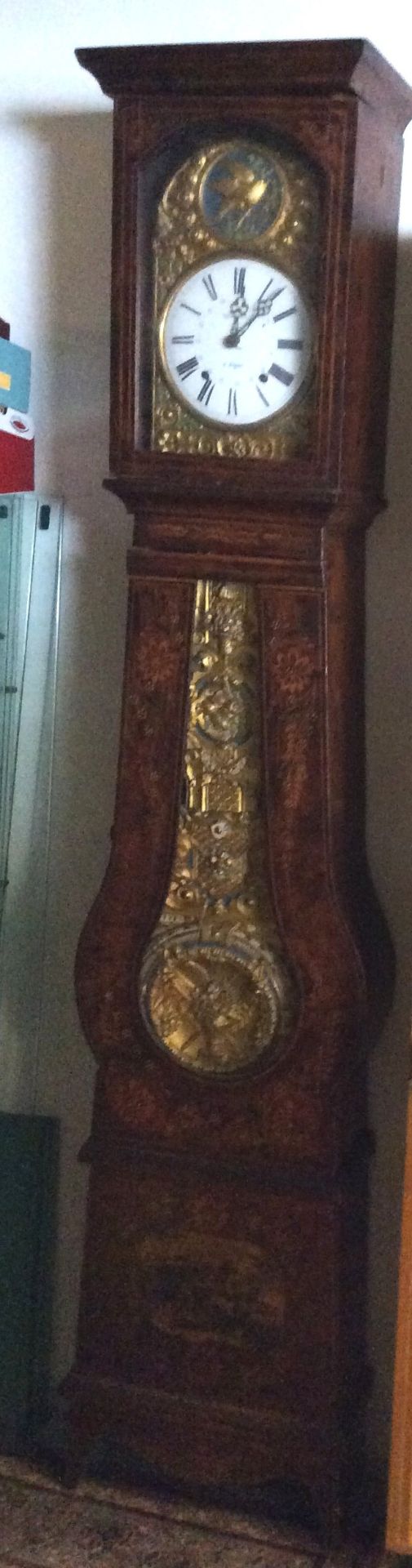 Comtoise Standuhr um 1850-1880 , Holz reich intarsiert, Prunkpendel und 2 Eisengewichte, Werk läuft - Bild 3 aus 8