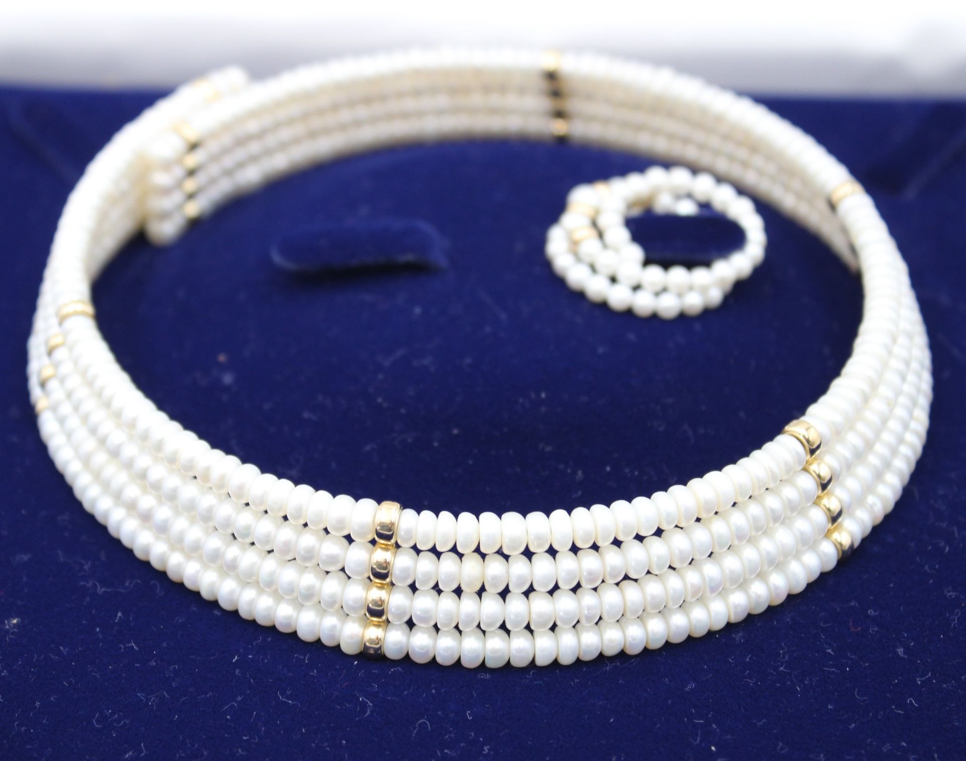 Süsswasser-Perlen-Halsreif sowie passender Ring, Silber-Zierelemente vergoldet - Bild 2 aus 5