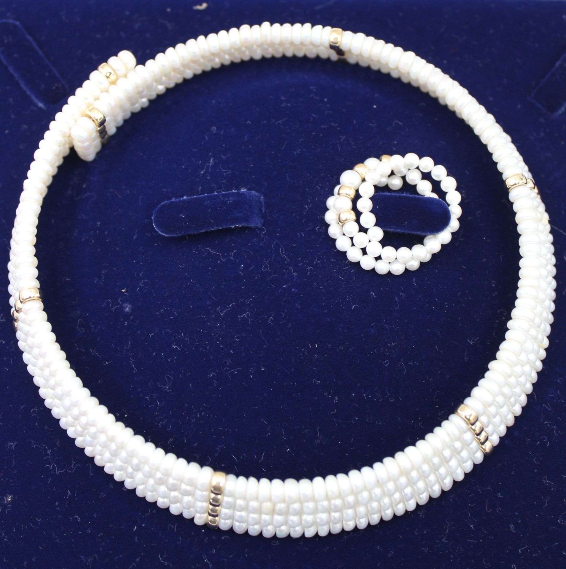 Süsswasser-Perlen-Halsreif sowie passender Ring, Silber-Zierelemente vergoldet - Bild 4 aus 5