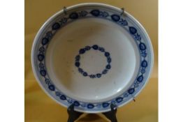 Meissen Teller mit blauen Dekor um 1850, Glasur mit Altersspuren, D-24,5 cm
