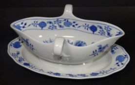 Sauciere "Meissen" Zwiebelmuster, beidseitig Henkel, Schwertermarke mit Unterstrich, H-10 cm, L-32