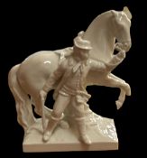 aufsteigendes Pferd mit Pferdeknechtr "KPM" Berlin, weiss, Vorderlauf abgebrochen und halbes Ohr fe