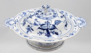 Deckelterrine, Stadt Meissen, Zwiebelmuster, ca. H-13,5cm D-24,5cm