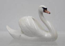 Schwan, Royal Copenhagen, Entw. Erik Nielsen 1906, Modellnr. 755, leicht staffiert in naturalistsic