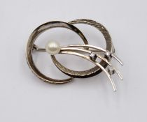 585er WG-Brosche, Perle und 3 kl. Brillanten, 4,1gr., ca. 3,4 x 3cm
