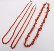 3x div. ältere Korallen-Halsketten, 2x Kugeln im Verlauf, Altersspuren, ca. L-52cm