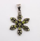 sternförmiger Silberanhänger mit Peridot-Besatz, 14,3gr., ca. L-5cm