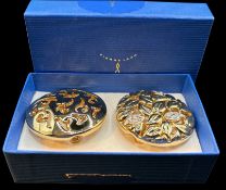 Pierre Lang, 2x Tuchclip, vergoldet, 1x mit klaren Steinen, neuwertig in OVP, D-ca. 4,2cm