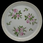 gr. Kuchenplatte, handbemalt mit Rosen, rückseitig signiert, Weissporzellan von "Thomas", D-30 cm