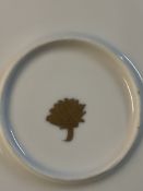 gr. Prunk-Platte, handbemalt und mit Reliefdekor, wohl Frankreich, D-31 cm