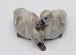 Paar Jungschwäne, Royal Copenhagen, leicht staffiert, Modellnr. 363, H-4,8cm T-10cm