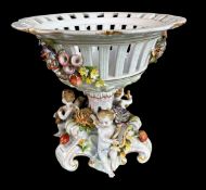 gr. Tafelaufsatz "Schierholz" Plaue, umlaufend 3 Putti und aufgesetzte Blüten, H-20 cm, D-20 cm