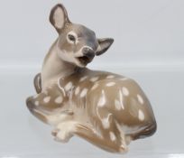 liegendes Rehkitz, Royal Copenhagen, 20. Jhd., Modellnr. 2609, Entw. Knud Kyhn, polychr. Bemalung i