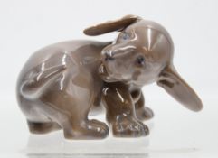 Dackelwelpe, Royal Copenhagen, Entw. Olaf Mathiasen, Modellnr. 1407, polychr. Bemalung in Unterglas