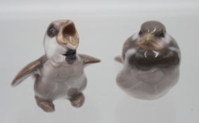 2x Vogelfiguren, Royal Copenhagen und Bing 6 Gröndahl, je Unterglasurfarben, ca. H-6,8cm