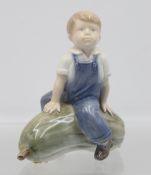 Junge auf Kürbis sitzend, Royal Copenhagen, Entw. J.Nissen, Modellnr. 4539, H-12cm
