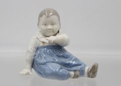 Kinderfigur, Royal Copenhagen, Modellnr. 1517, Unterglasurfarben, H-9,5cm