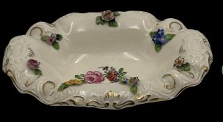 kl. ovale Schale "Schierholz", aufgesetzte Blüten, tw. bestossen, ca. 18x14 cm